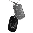 PERSONNALISEZ et ACHETEZ ICI vos plaques militaires dog tag Skull ! Plaques militaires dog tag en acier personnalisables avec gravure d'un motif tête de mort sur fond noir.
