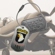 PERSONNALISEZ ICI votre porte-clés insigne Airborne Porte-clés métal réalisé à partir de plaquettes militaires Dog Tag personnalisables et décoré de l'emblème de 101 eme aéroportée Airborne. Utilisable en Tag d'identification.