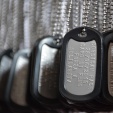 PERSONNALISEZ ICI vos plaques militaires Dog Tag US Army Lot de 2 plaques militaires Dog Tag en acier personnalisables (type Emboss) avec bélière et chaine boules.