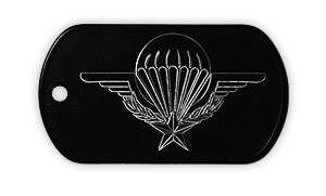 Plaque militaire dog tag en acier noire gravée à la pointe diamant de l'insigne des Parachutistes