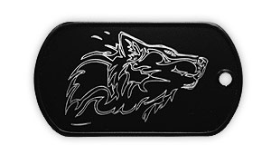 Plaque militaire dog tag en acier noire gravée à la pointe diamant d'une tête de loup.