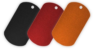 Plaques militaires Dog Tag vierges en aluminium de couleur noire, rouge et orange.