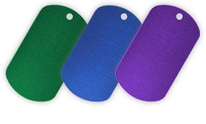 Plaques militaires Dog Tag vierges en aluminium de couleur vert, bleu et violet.