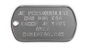 Plaque militaire dog tag en acier embossée d'un texte en relief.