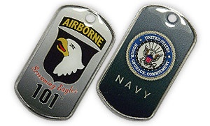 Plaque militaire dog tag en acier imprimée d'un insigne militaire en couleurs et émaillée à froid.