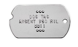 Plaque militaire dog tag en argent 950 Mil. Type WWII embossée d'un texte en relief.