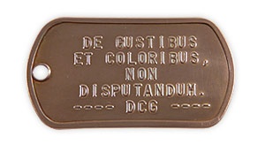 Plaque militaire dog tag en cuivre embossée d'un texte en relief.