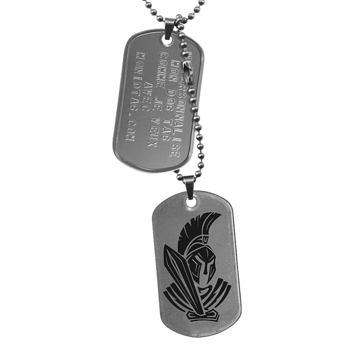 Cette paire de Dog Tag en acier grade A est composé d'une plaque militaire personnalisable par embossage et d'une seconde gravée au laser d'un motif original Spartiate. Chaque plaque est