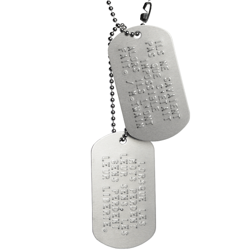 Cet ensemble comporte deux plaques militaires en aluminium anodisé de couleur argent. Proposées ici avec une personnalisation par embossage (marquage de lettres en relief). Le collier es