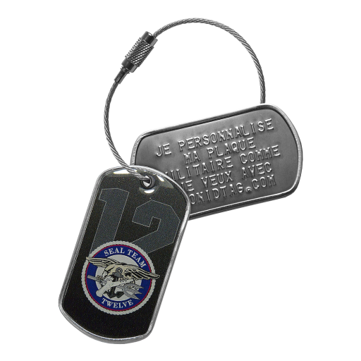 Ce tag d'identification comporte 2 plaques militaires au format Dog Tag de grade A et un câble en acier inoxydable de 15 cm de long avec fermoir à vis. La première plaquette est pe