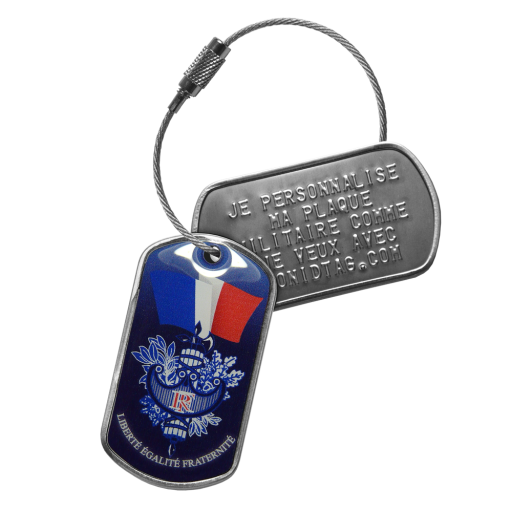 Ce tag d'identification comporte 2 plaques militaires au format Dog Tag de grade A et un câble en acier inoxydable de 15 cm de long avec fermoir à vis. La première plaquette est pe