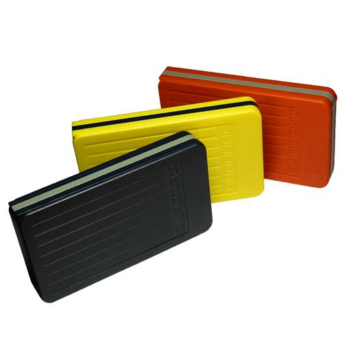 Patented in 1995, this rigid card case holds up to 6 cards in the standard 8.5 x 5.4 cm CB format. Entirely designed and manufactured in France, it is mainly used by sportsmen and women for its 