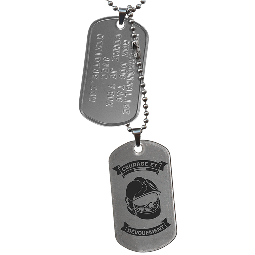 Cette paire de Dog Tag en acier est composé d'une plaque militaire personnalisable par embossage et d'une seconde gravée au laser d'un casque F1 et de la devise 