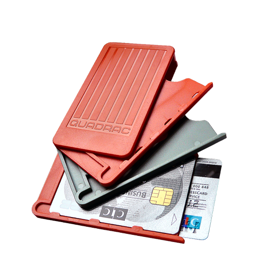 Ideal for sports, this rigid credit card holder is an ABS case made up of a stack of 3 rotatably-retractable drawers, each able to hold 2 cards, for a total of 6 cards. In 4-card mode, the central dra