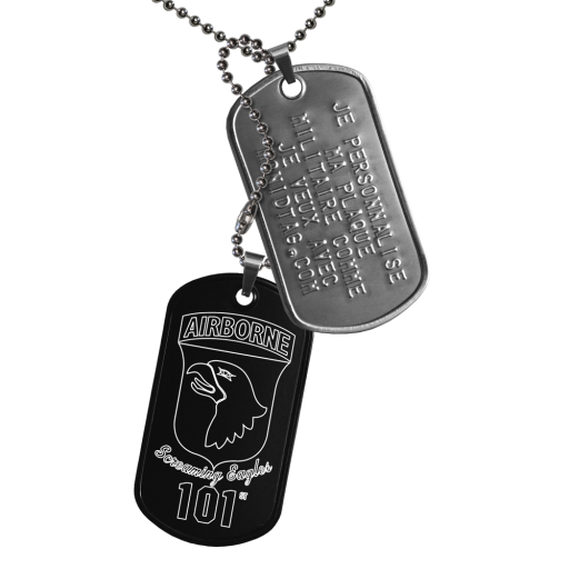 La plupart du temps, l'insigne de la 101eme Airborne se porte comme un hommage ou le témoignage d'une reconnaissance.Cet ID Tag est composé de 2 plaques militaires en acier à bord